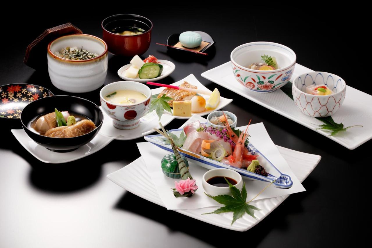 Kanazawa Hakuchoro Hotel Sanraku -Natural Hot Spring- Екстериор снимка A selection of Japanese cuisine