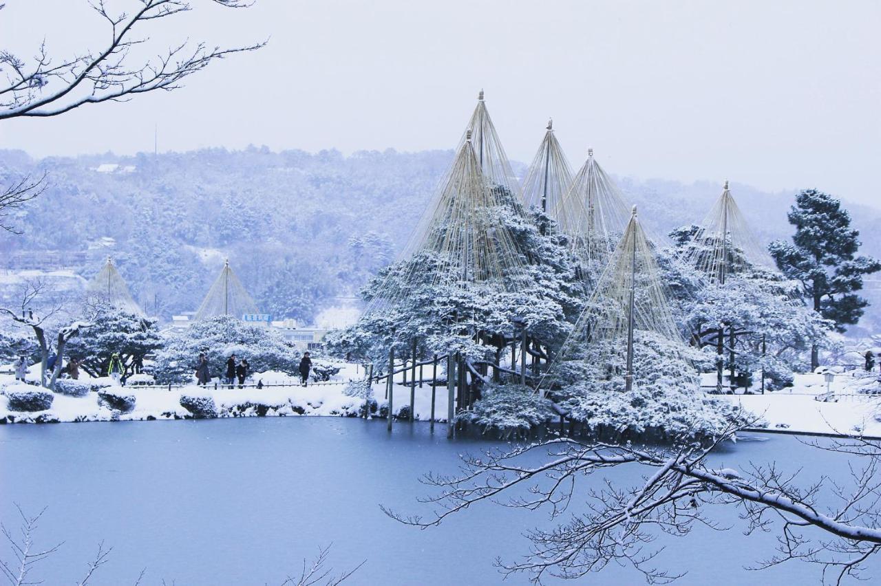 Kanazawa Hakuchoro Hotel Sanraku -Natural Hot Spring- Екстериор снимка A view of the park in winter
