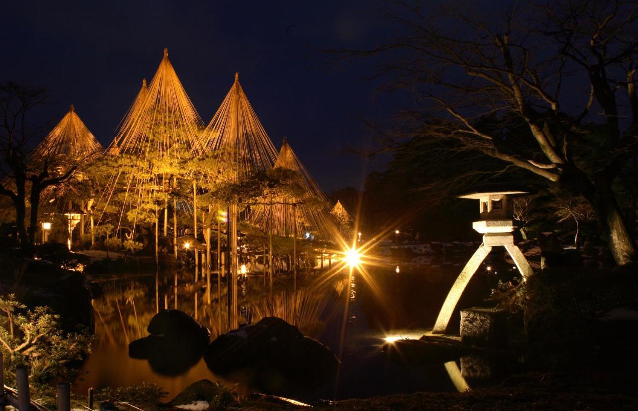 Kanazawa Hakuchoro Hotel Sanraku -Natural Hot Spring- Екстериор снимка The resort at night