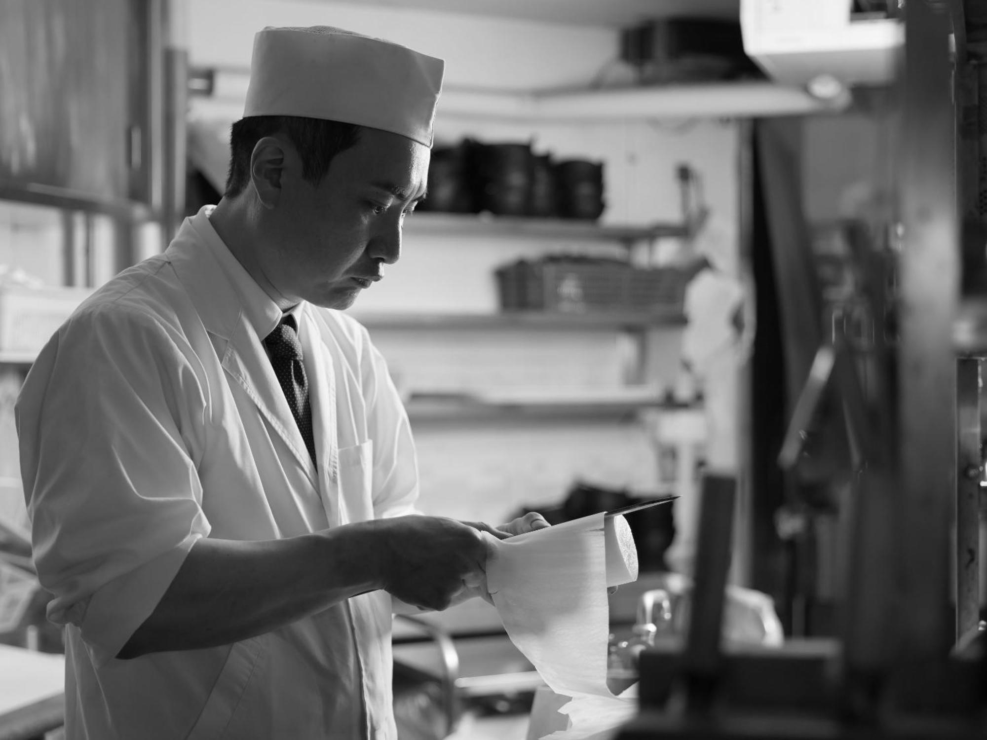 Kanazawa Hakuchoro Hotel Sanraku -Natural Hot Spring- Екстериор снимка A pharmacist at work
