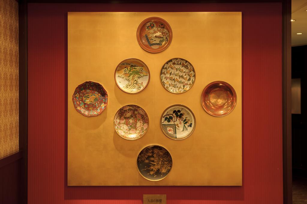 Kanazawa Hakuchoro Hotel Sanraku -Natural Hot Spring- Екстериор снимка A set of seven plates